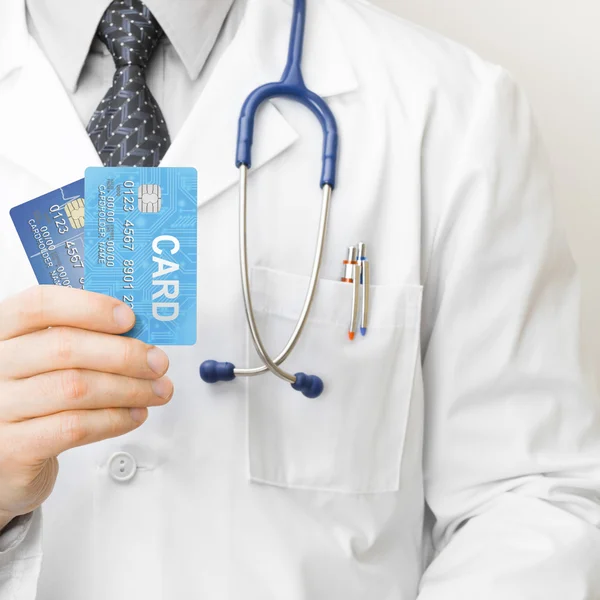 Médico com cartões de crédito na mão - closeup tiro — Fotografia de Stock
