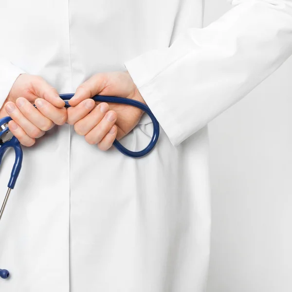 Médico, segurando o estetoscópio nas costas — Fotografia de Stock