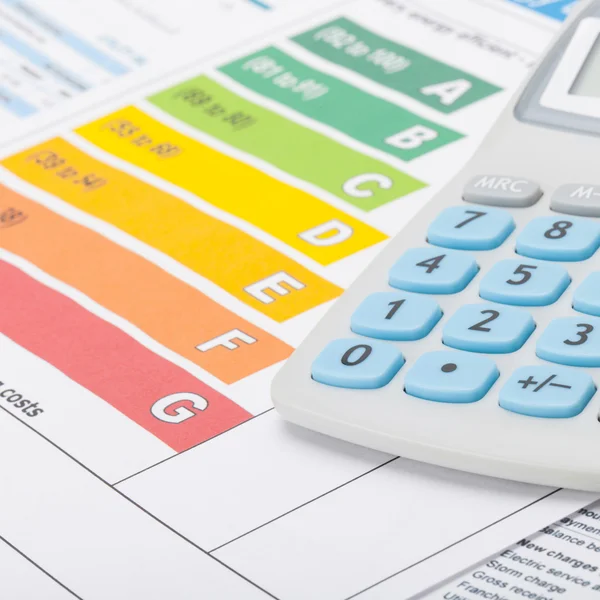 Gráfico de eficiencia energía colorida con calculadora - estudio tiro —  Fotos de Stock