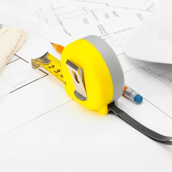 Sarı ölçü bandı ile eldiven ve inşaat kask — Stok fotoğraf