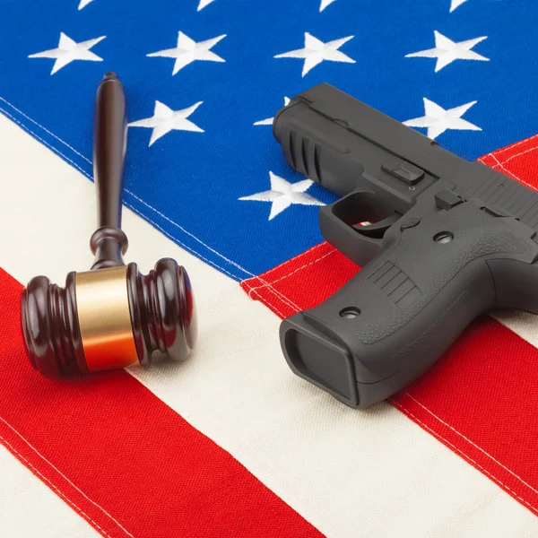 Judge gavel and hand gun over USA flag - studio shot — Stock Photo, Image