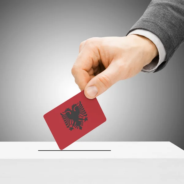 Abstimmung der Konzept - männlich-einfügen-Flag in Wahlurne - Albanien — Stockfoto