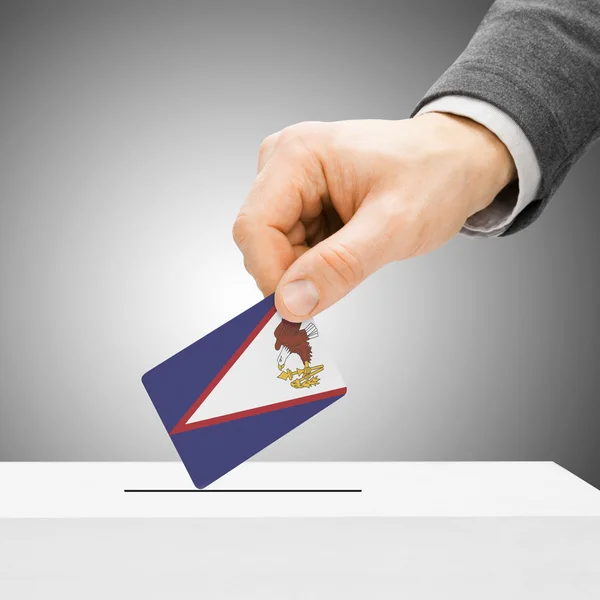 Concepto de votación - hombre insertar bandera en urna - americano —  Fotos de Stock