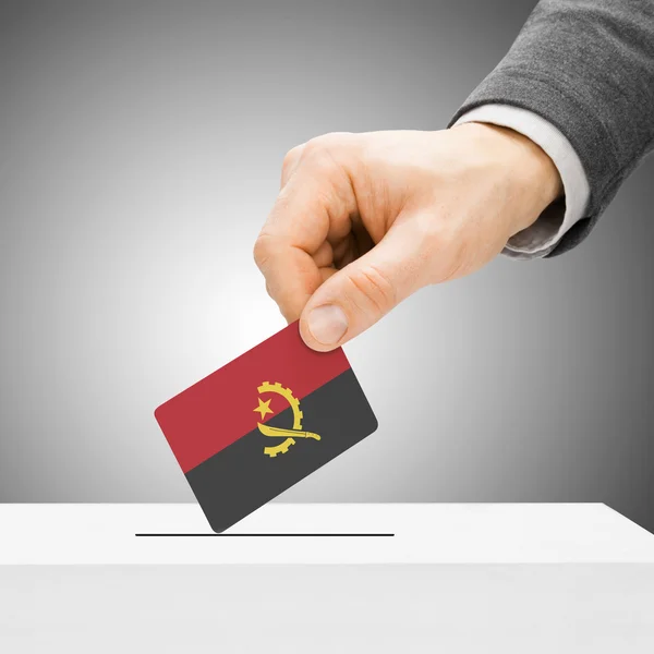 Szavazás a koncepció - férfi beillesztése zászló a szavazólapon doboz - Angola — Stock Fotó
