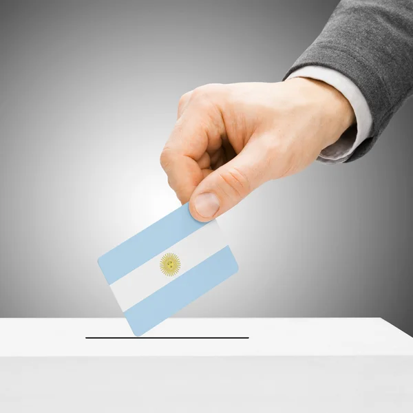 Stemmen concept - mannelijke invoegen vlag in stembus - Argentinië — Stockfoto