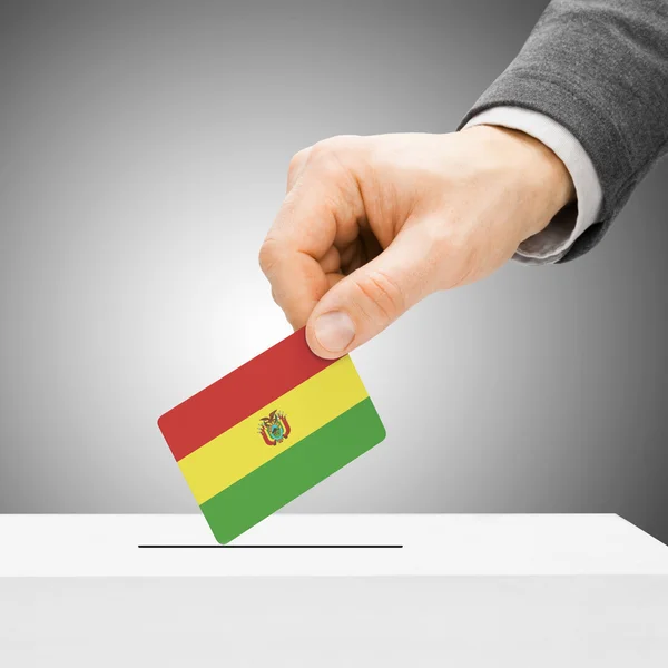 Voto concepto - hombre bandera insertar en urna - Bolivia — Foto de Stock