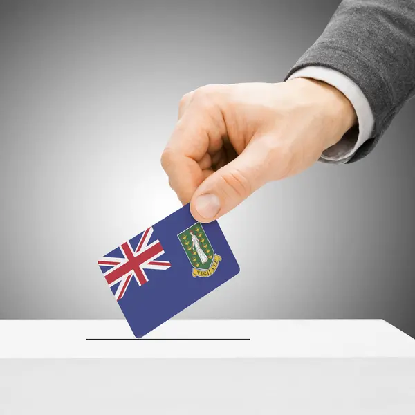 Hlasování koncept - Male vkládání vlajky do uren - britská V — Stock fotografie