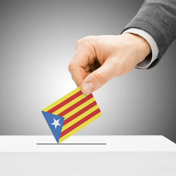 Konzept - männlich-einfügen-Flag in Wahlurne - Catalonia Abstimmung — Stockfoto