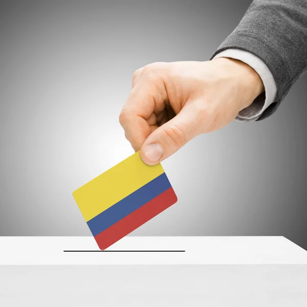 Голосования концепции - мужской вставки флаг в урну - Колумбия — стоковое фото