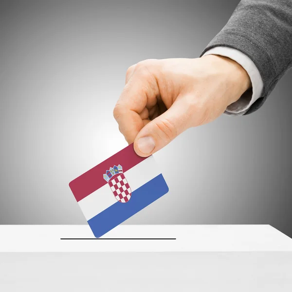Голосования концепции - мужской вставки флаг в урну - Хорватия — стоковое фото