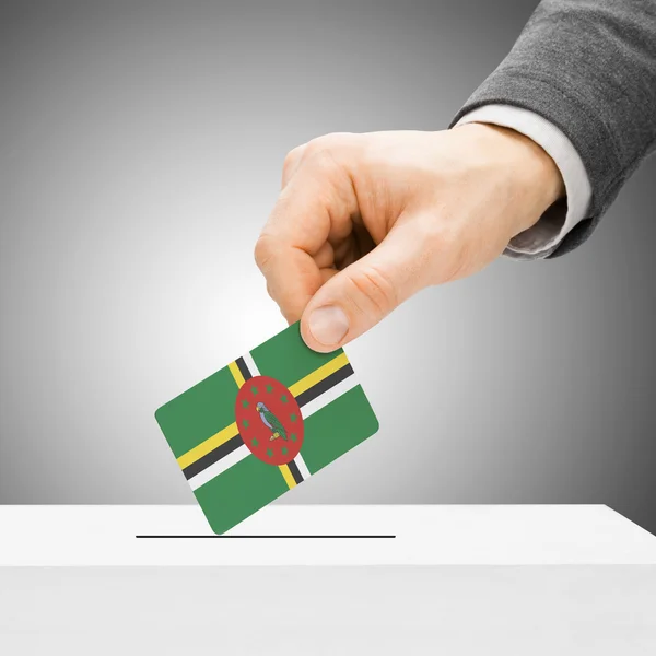 Ψηφοφορίας έννοια - αρσενικό εισάγοντας σημαία στην κάλπη - Ντομίνικα — Φωτογραφία Αρχείου