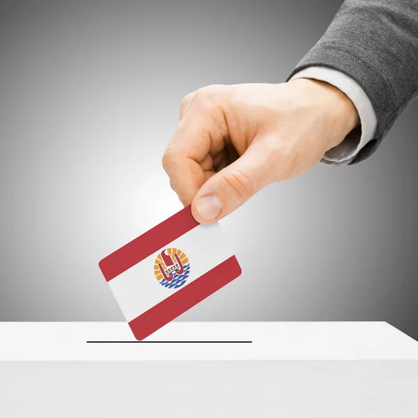 Голосування концепції - чоловіки, вставивши прапор у виборчу скриньку - Французька Po — стокове фото