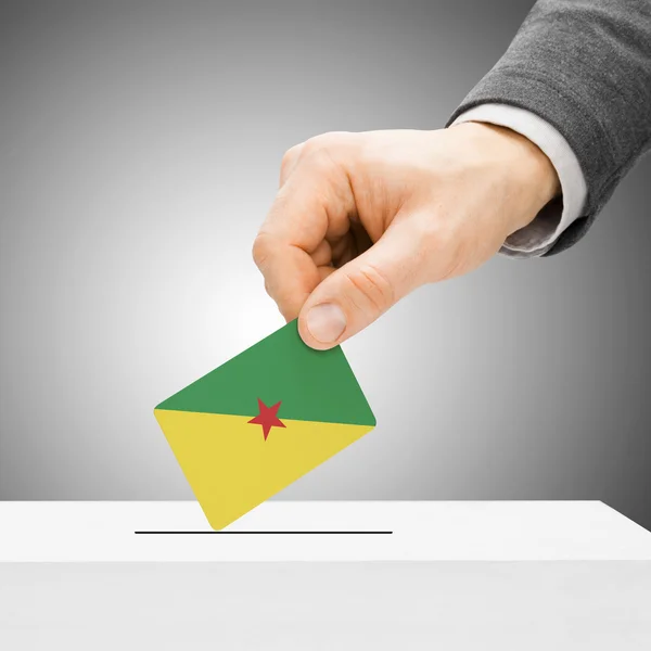Stimmberechtigten Konzept - Männchen einfügen Flagge in Wahlurne - Französisch-Gu — Stockfoto