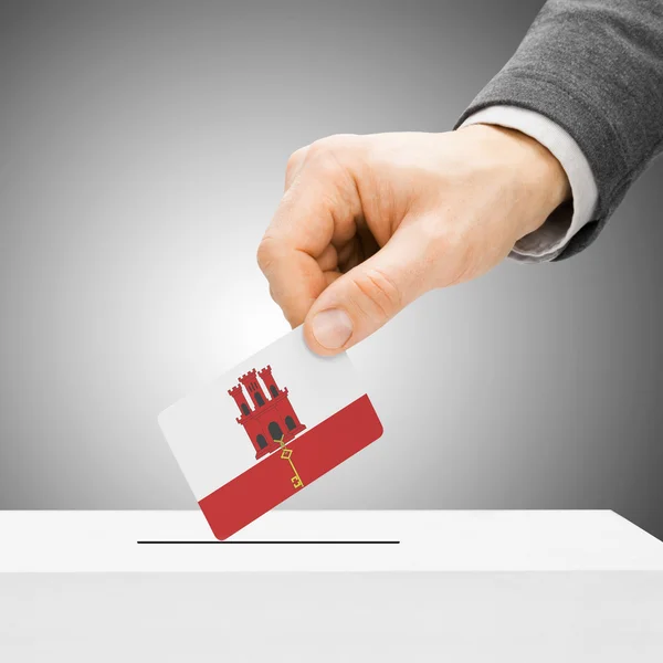 개념-투표 상자에 남성 삽입 플래그-지브롤터 투표 — 스톡 사진