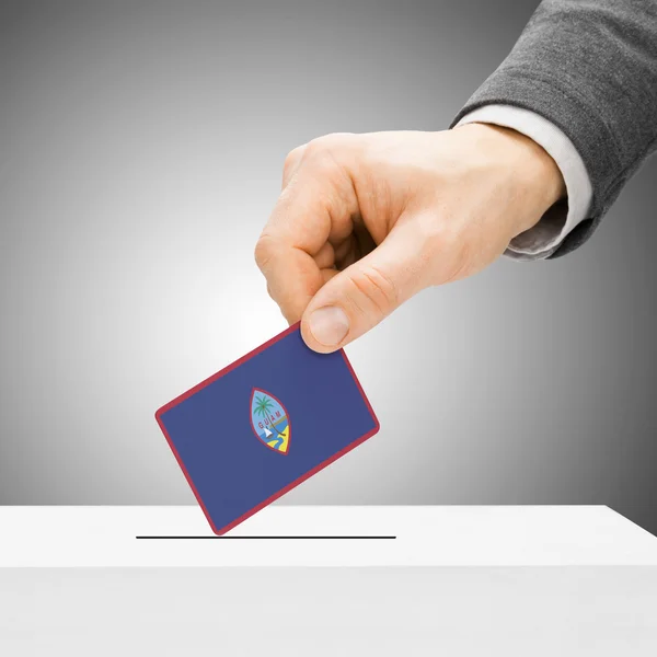 Voto concetto - maschio bandiera inserimento nell'urna - Guam — Foto Stock