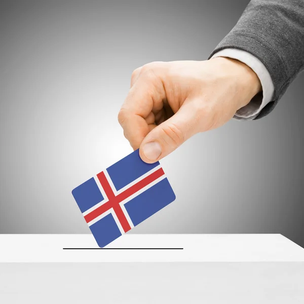 Голосування концепції - чоловічий вставлення прапор в урну - Ісландії — стокове фото