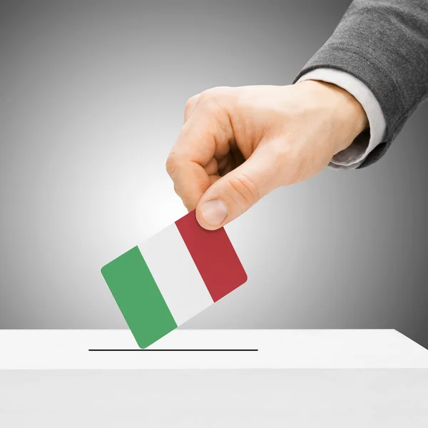 Vote concept - mâle drapeau insertion dans urne - Italie — Photo