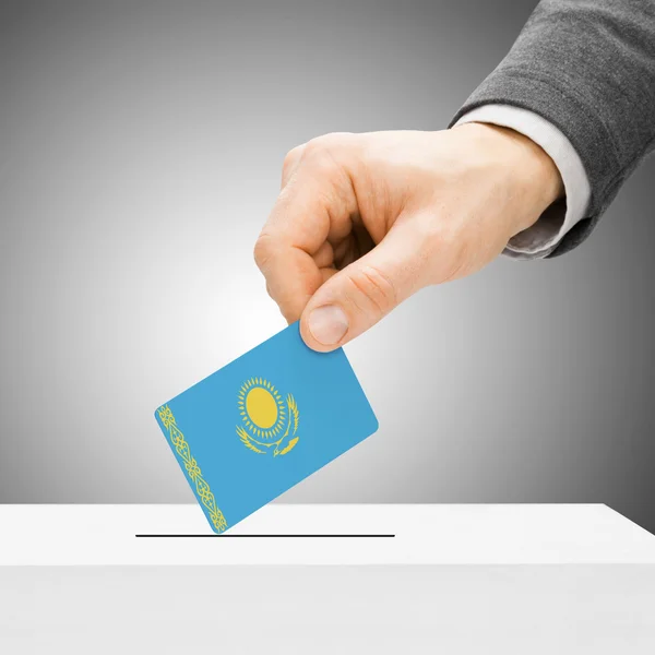 Concetto di voto - uomo inserimento bandiera nell'urna - Kazakhsta — Foto Stock