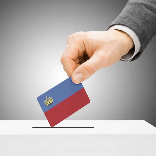 Concepto de votación - hombre insertar bandera en urna - Liechtens —  Fotos de Stock