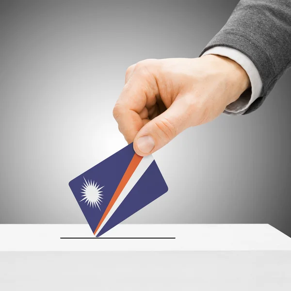 Concetto di voto - uomo inserimento bandiera nell'urna - Marshall — Foto Stock