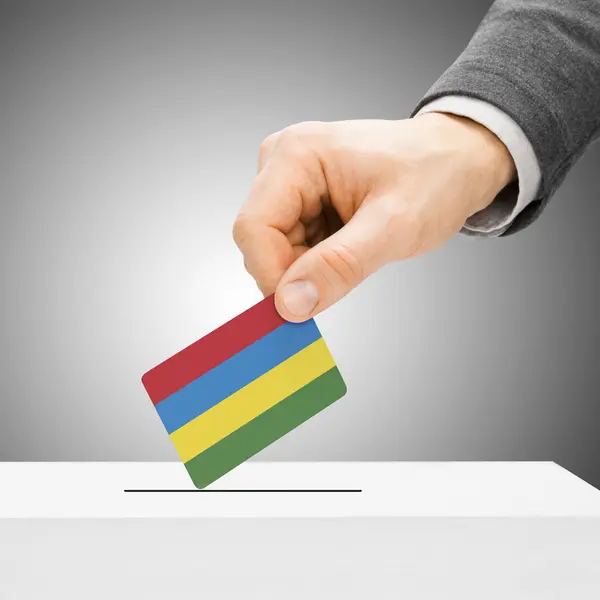 Rösta koncept - manliga infoga flaggan till valurnan - Mauritius — Stockfoto