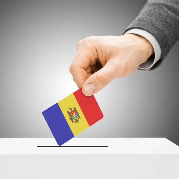 Concepto de votación - hombre insertar bandera en urna - Moldova —  Fotos de Stock