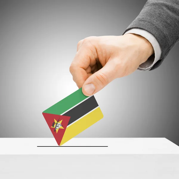 Stimmberechtigten Konzept - Männchen einfügen Flagge in Wahlurne - Mozambiqu — Stockfoto