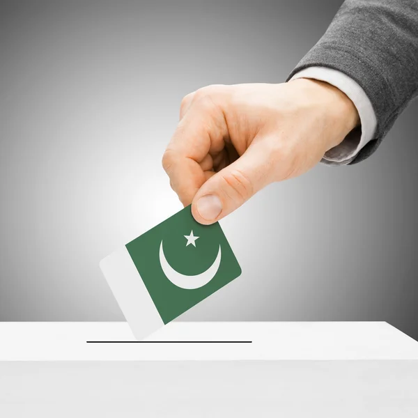 Voting concept - Male inserting flag into ballot box - Pakistan — Stock Photo, Image