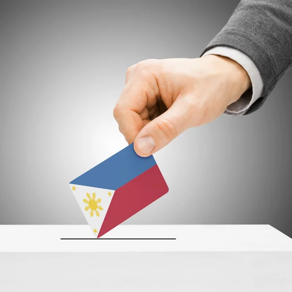 Koncepcja głosowania - mężczyzna Wstawianie flagi do urny - Philippin — Zdjęcie stockowe