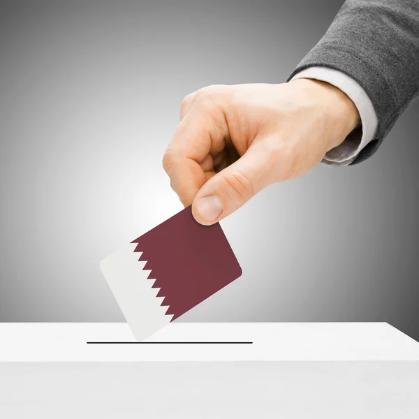 Votação conceito - bandeira inserindo masculino em urnas - Qatar — Fotografia de Stock