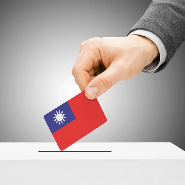 Conceito - bandeira inserindo masculino em urnas - República de voto — Fotografia de Stock