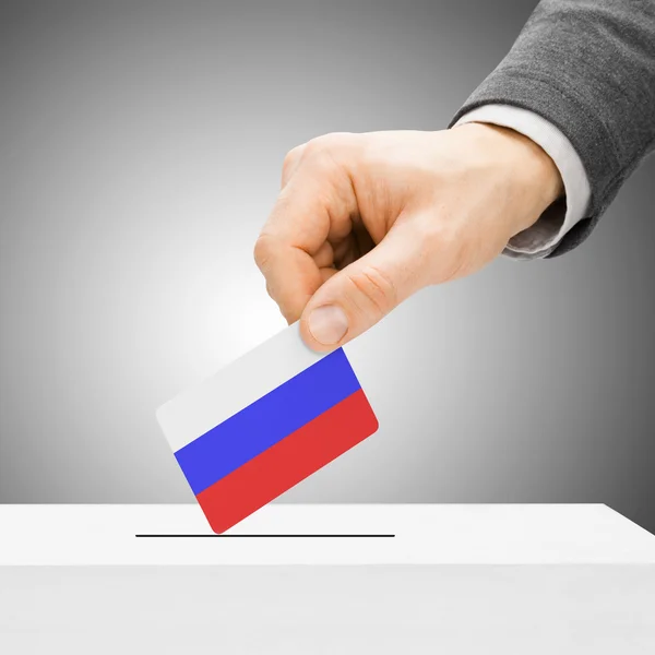 Abstimmung der Konzept - männlich-einfügen-Flag in Wahlurne - Russland — Stockfoto