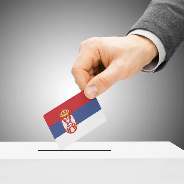 Vote concept - mâle drapeau insertion dans urne - Serbie — Photo