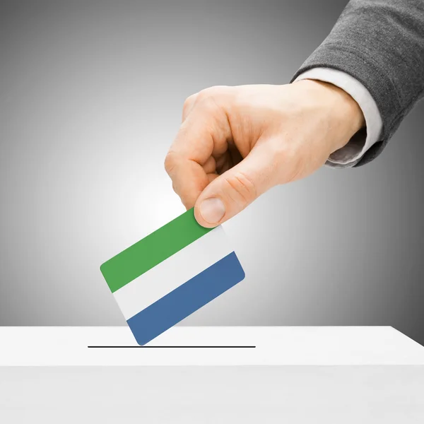 Concepto de votación - hombre insertar bandera en urna - Sierra Le — Foto de Stock