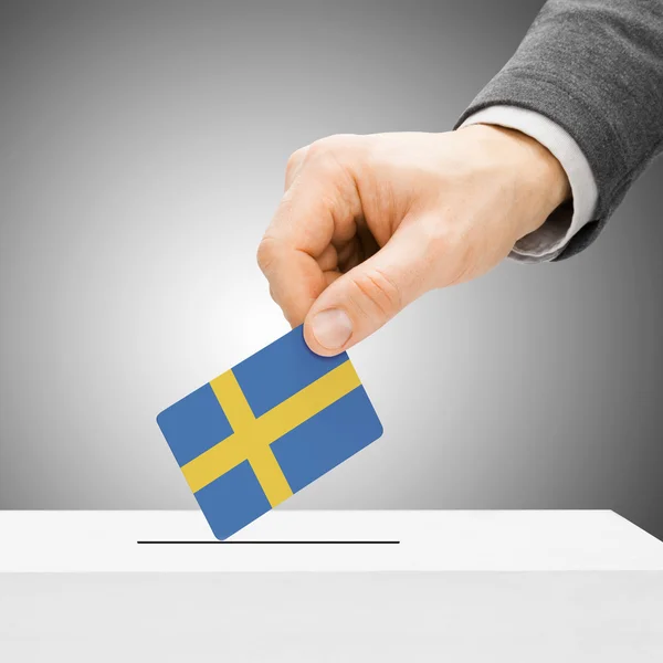 Голосования концепции - мужской вставки флаг в урну - Швеция — стоковое фото