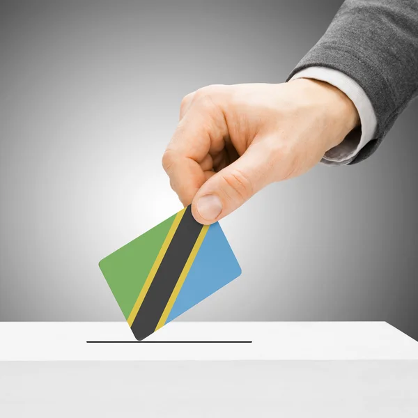Abstimmung der Konzept - männlich-einfügen-Flag in Wahlurne - Tansania — Stockfoto