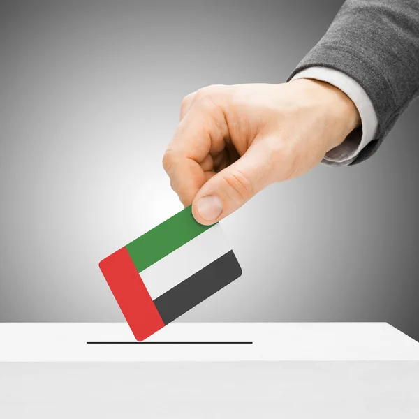 Concetto di voto - uomo inserimento bandiera nell'urna - United Ar — Foto Stock