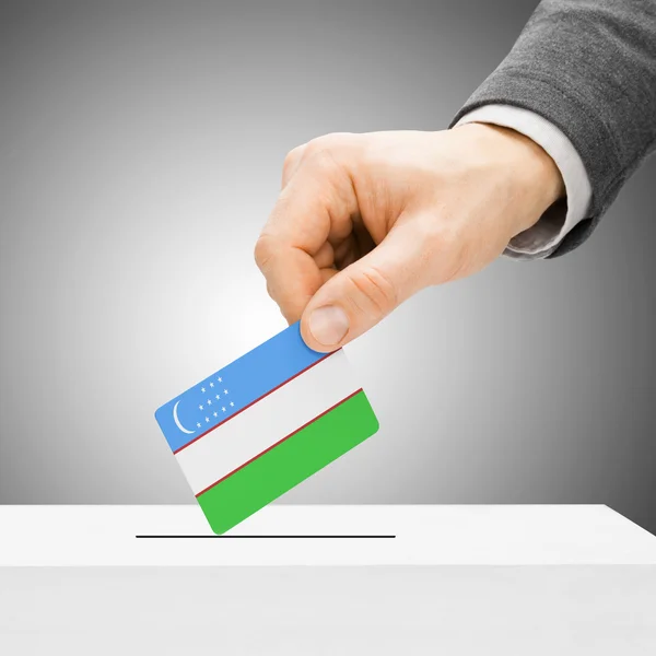 Conceito de voto - macho inserir bandeira em urnas - Uzbekista — Fotografia de Stock