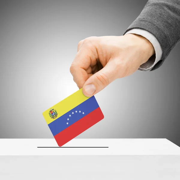 Голосования концепции - мужской вставки флаг в урну - Венесуэла — стоковое фото