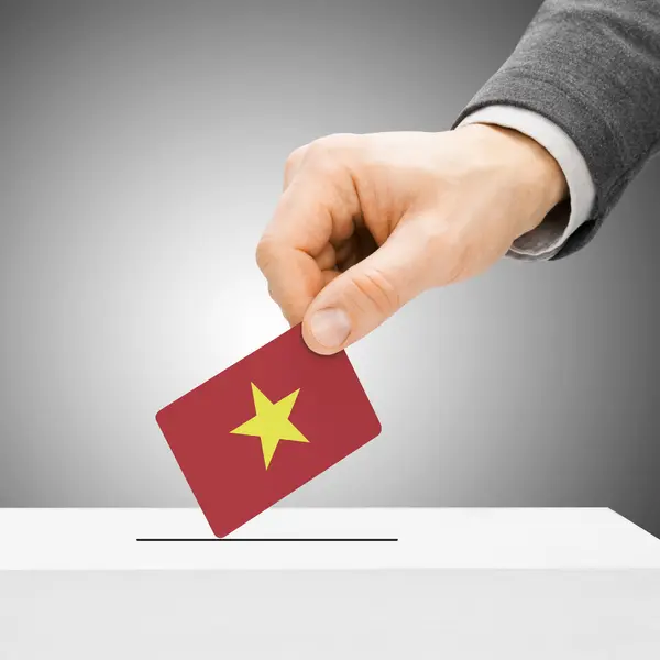 Voto concepto - hombre bandera insertar en urna - Vietnam — Foto de Stock