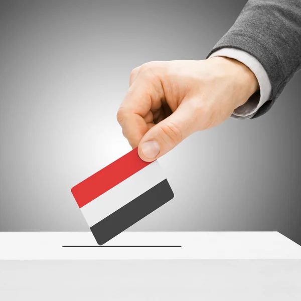 投票の概念 - 投票箱に男性の挿入フラグ - イエメン — ストック写真