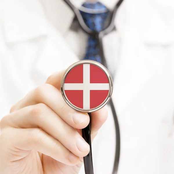 Nationella flagga på stetoskop konceptuella serien - Danmark — Stockfoto
