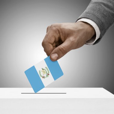 Siyah bayrak tutan erkek. Kavram - Guatemala oylama