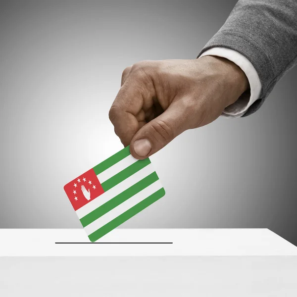 Maschio che tiene bandierina nero. Voto concetto - Abkhazia — Foto Stock