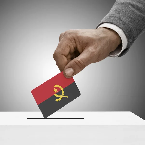 Black masculino segurando a bandeira. Votação-conceito - Angola — Fotografia de Stock