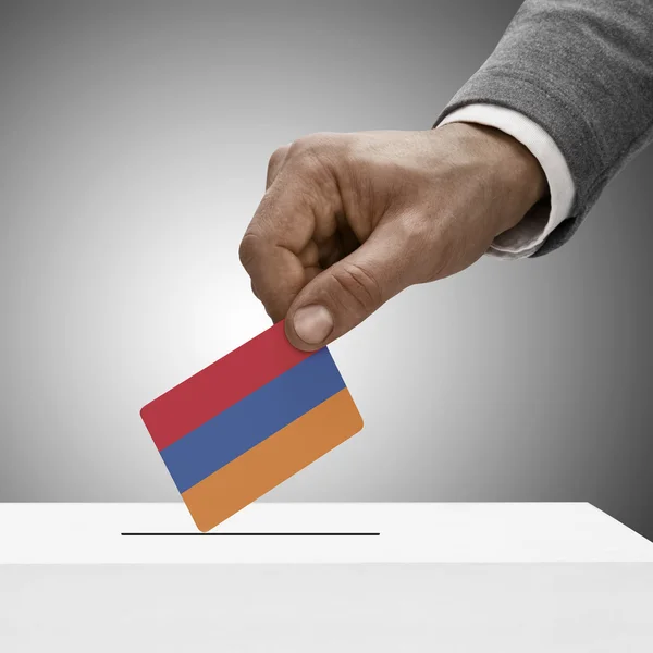 Svart hane håller flaggan. Rösta koncept - Armenien — Stockfoto