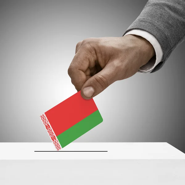 Black masculino segurando a bandeira. Votação-conceito - Bielorrússia — Fotografia de Stock