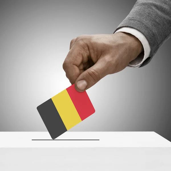 Maschio che tiene bandierina nero. Voto concetto - Belgio — Foto Stock