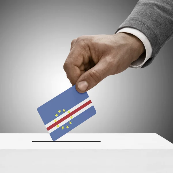 Black masculino segurando a bandeira. Votação-conceito - Cabo Verde — Fotografia de Stock