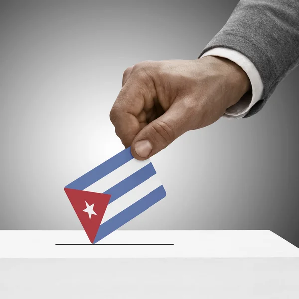 Czarny mężczyzna trzyma flagę. Głosowania koncepcja - Kuba — Zdjęcie stockowe